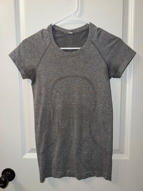 Lululemon Swiftly Tech Short Sleeve 2.0 Hip Length in Slate/White Size 4